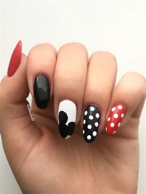 mickey mouse nail art 2