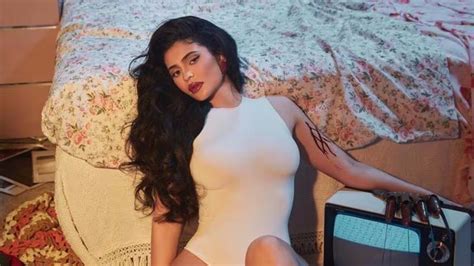 5 Tame-Ting Techniques To Tame The Wildest Of Curls