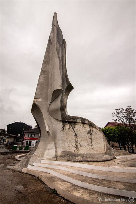 Monument to the Revolution at Struga, Macedonia (Vojislav Vasiljević ...