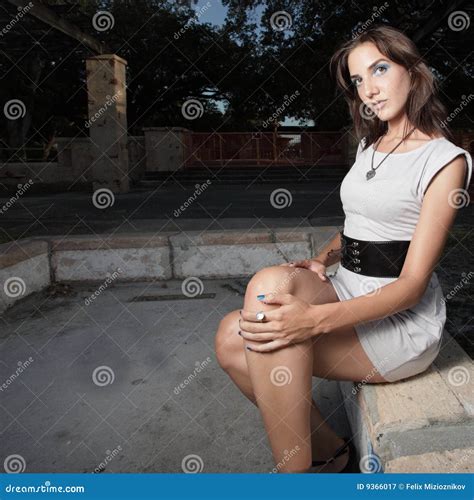 Mujer Que Cruza Sus Piernas Imagen de archivo - Imagen de piernas