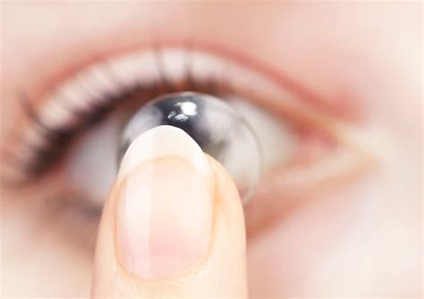how to put in a contact lens 7