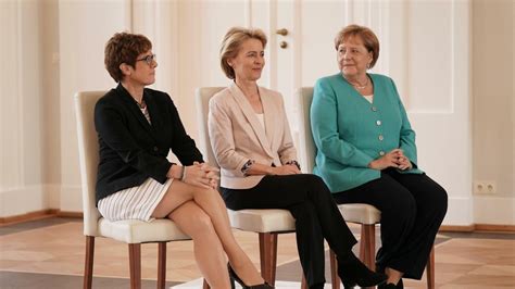 Zeremonie in Bellevue: Berlins Regierender ernennt AKK zur ...