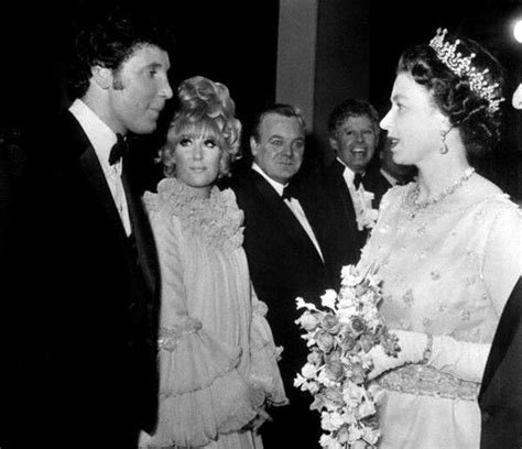 Том Джонс, Дасти Спрингфилд и Королева, 1968. | Tom jones singer, Queen ...