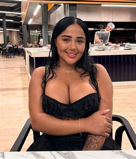 Melek Azad (FATMA DEMİR)'in Onlyfans Fotoğraf Galerisi