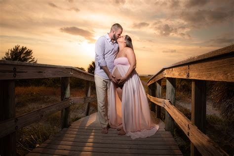 Barefoot and Beautiful: 7 Tips for a Maternity Shoot on the Beach