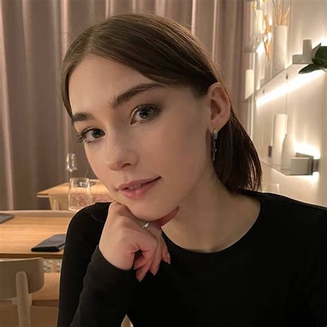 Eva Mosevich at a restaurant : r/evamosevichh