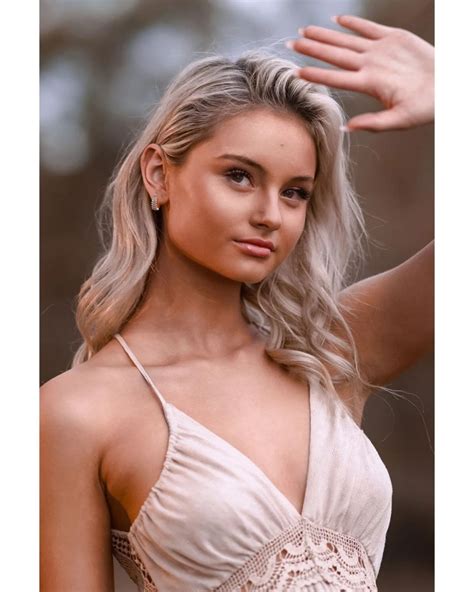Chelsea Mayer Style, Clothes, Outfits and Fashion• Page 2 of 3 • CelebMafia