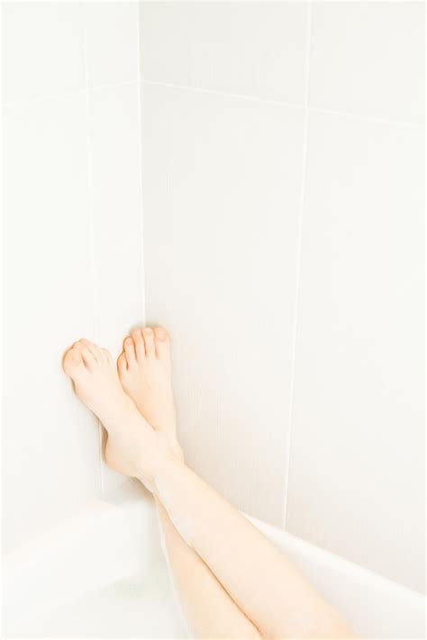 Premium Photo | Woman legs in the corner of the bath