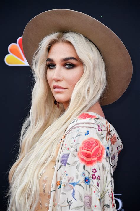 Kesha: Topless at the VMAs! "Rainbow Naked Boob" Wins Instagram!
