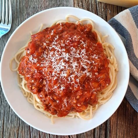 Easy Homemade Pasta Sauce - alittlehintofthis.com