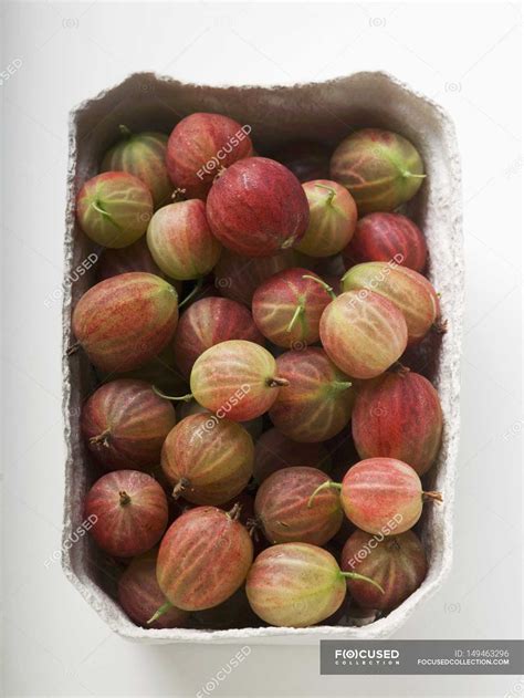 Gooseberries in cardboard punnet — Elevated View, food - Stock Photo