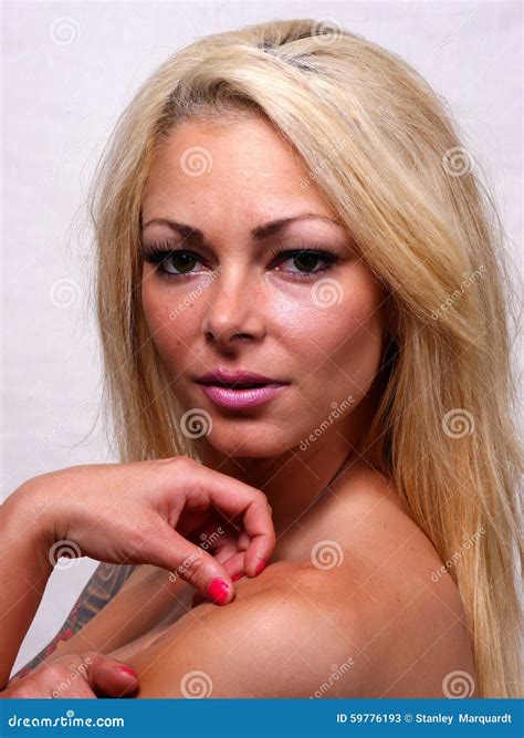 Mirada Rubia Con Las Tetas Al Aire En Cámara Imagen de archivo - Imagen