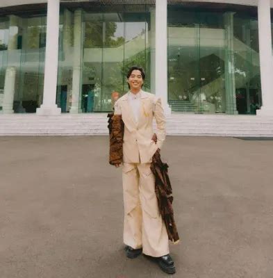 vidi aldiano ikut meriahkan hut ri  istana merdeka nyanyi bukan