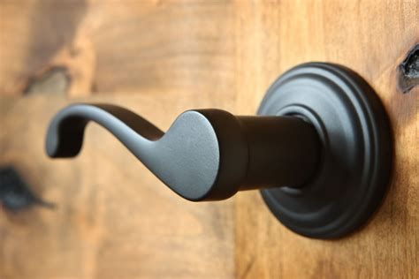how to tighten door handle 3