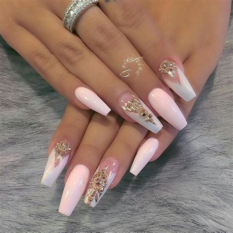 Uñas Doradas Con Rosa Palo | Moda y Estilo