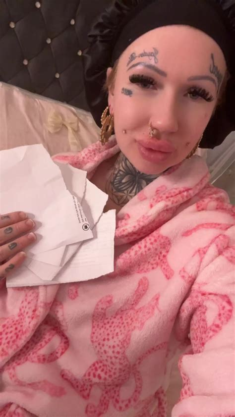 'Human paper shredder' explains reason she eats ten pieces of paper a day