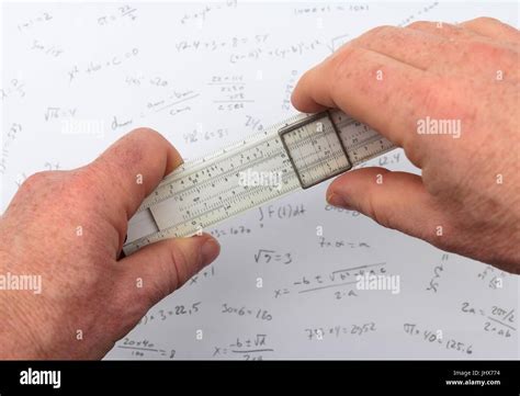 deux mains tenant la regle  calcul ou slipstick photo stock alamy