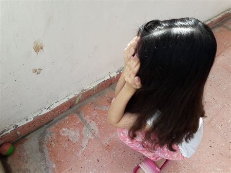 Niña queda sola con su padrastro ebrio y éste se aprovecha de la situación