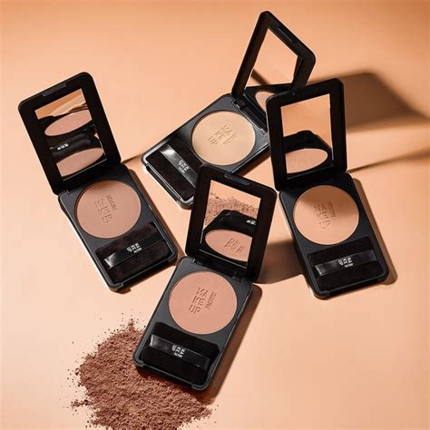 Компактная тональная основа от Make Up Factory