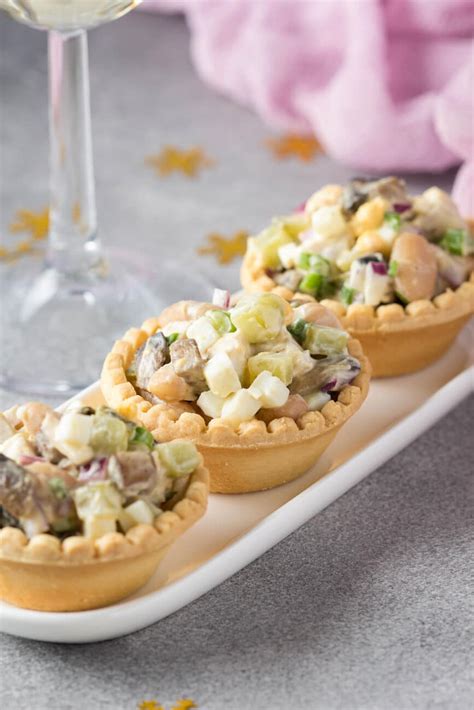 Салат в тарталетках с копченой курицей и фасолью - рецепт приготовления