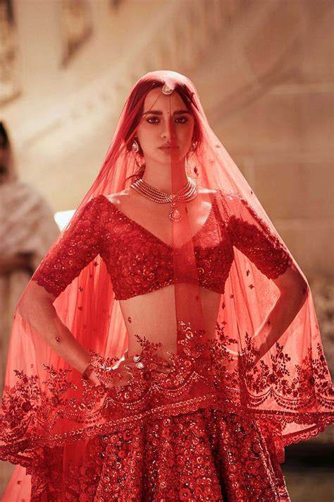 Best Indian Wedding Dresses [Guide & Tips] - Hi Miss Puff