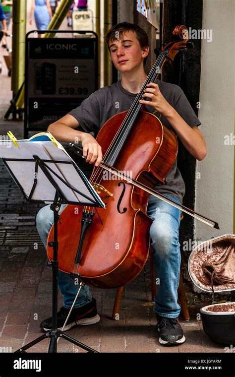 Busker music street hi-res stock photography and images - Alamy