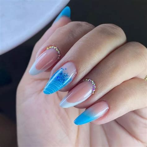 Unha Com Detalhe Azul - Delicadeza essa unha azul decorada | Naglar