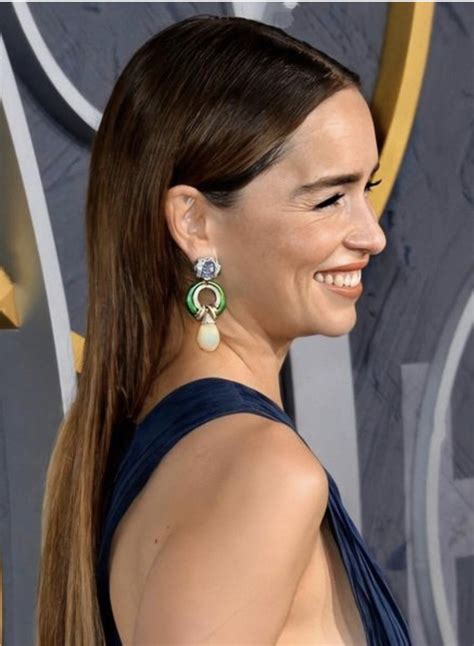 Emilia Clarke … Sexy Sideboob ! - Manslife