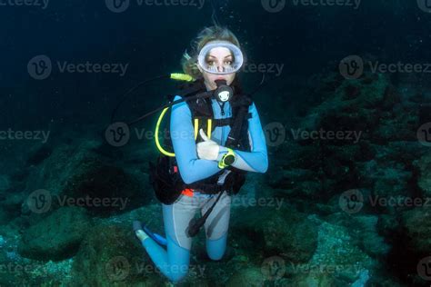 beauty blonde scuba diver girl 12215163 Stock Photo at Vecteezy