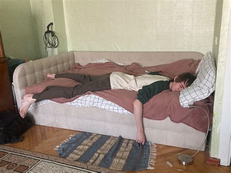 Создать мем "мужчина лежит на диване, мужчина спит на диване, мужчина ...