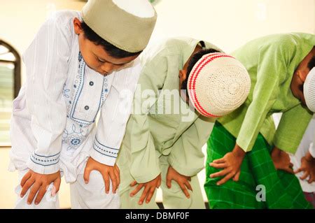 Muslim kids praying at Islamic school Stock Photo - Alamy