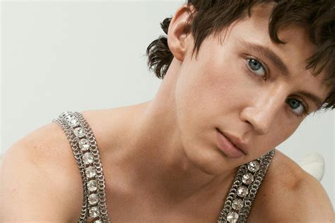 Troye Sivan Talks On-Tour Beauty Routines & TikTok Brainrot