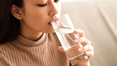 bangun tidur minum air hangat ternyata besar manfaatnya