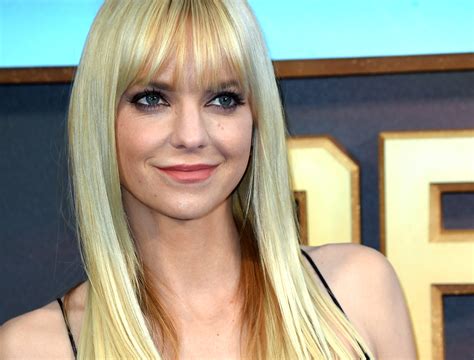 Anna Faris Secretly Married Michael Barrett In A Courthouse Ceremony