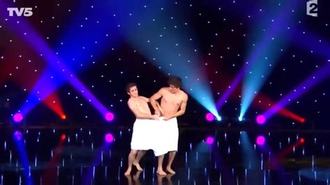 Two french comedians - two towels - Hungarian dance by Brahms - Perfect