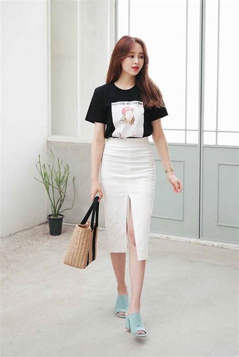 Chiếc váy xẻ sau khiến người đẹp đường phố lúng túng