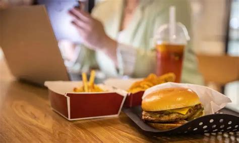 Διατροφή fast food: Μπορεί να προκαλέσει βλάβη στον εγκέφαλο των εφήβων ...