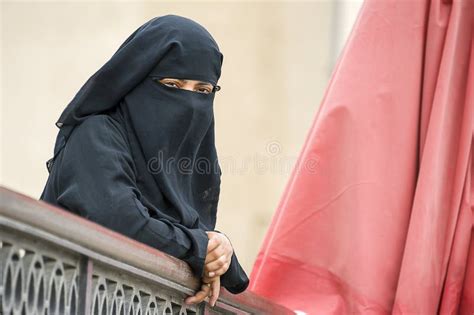 Мусульманская женщина в Niqab Катар Редакционное Фотография ...