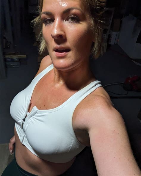 Sweating again. Can you see my short hair now? : r/shorthairedhotties