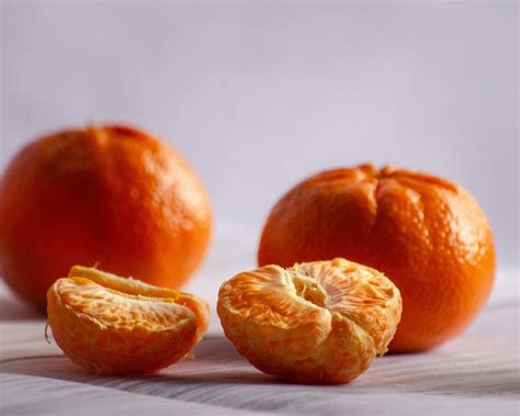 Oranges and a whole orange photo – Free Food Image on Unsplash