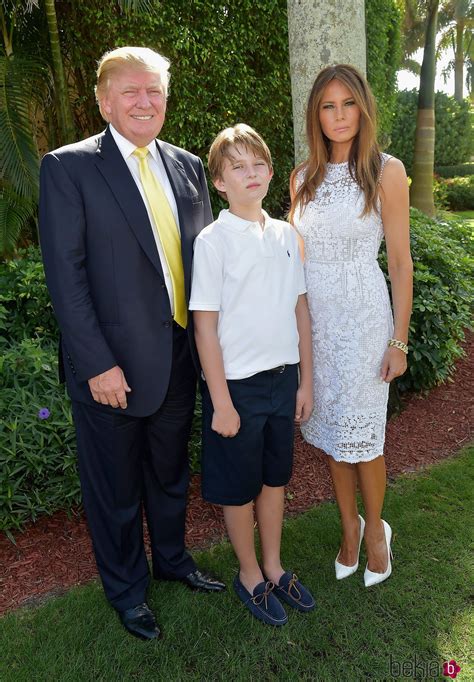 Melania Trump junto a su marido Donald Trump y su hijo Barron - Foto en ...
