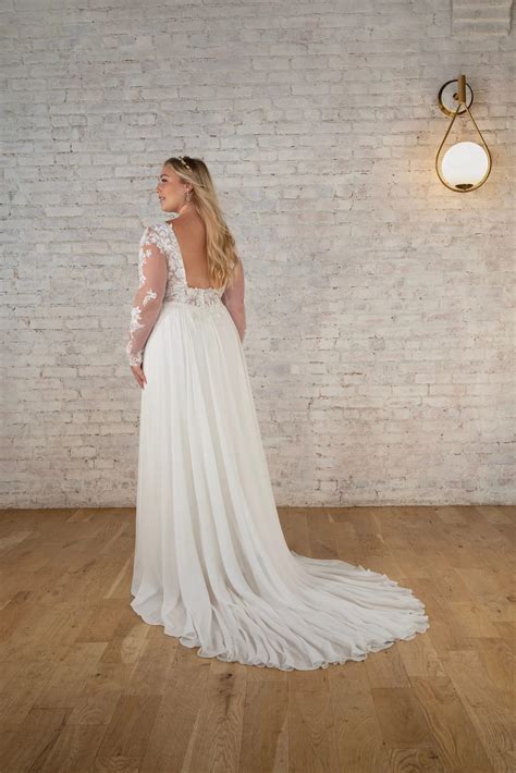 Elegant Floral Lace Long Sleeve Plus Size Wedding Dress with Low Back