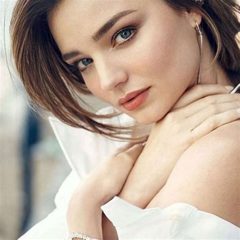 Mesmerizing Beauty: Gambar Wanita Cantik untuk Wallpaper Collection
