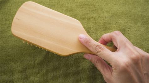 how to clean hairbrushes at home