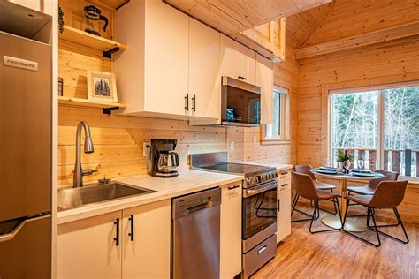 Tundra Lodge: Revelstoke's Cozy Modern Mountain Cabin - Alpha Mountain ...