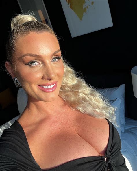 Businesswoman Quits Corporate Career at 41 to Join OnlyFans Amid