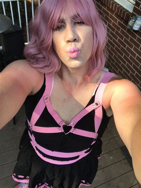 Love to talk to other sissies and cds! | Scrolller
