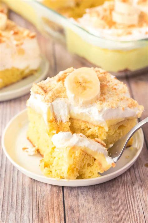 Banana Pudding Poke Cake - Mama Loves Food