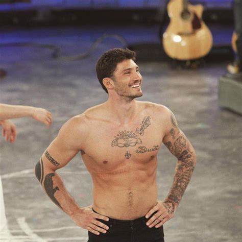 stefano de martino sexy sullo scoglio la foto infiamma il web