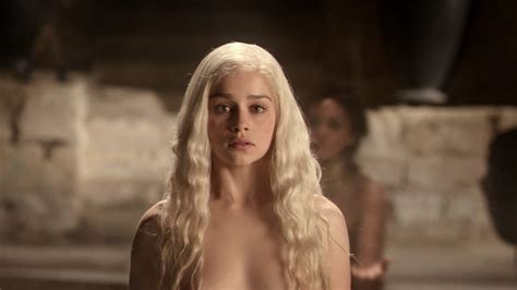 "Mẹ Rồng" Emilia Clarke hãi hùng kể chuyện lần đầu đóng cảnh nóng: Cảm ...